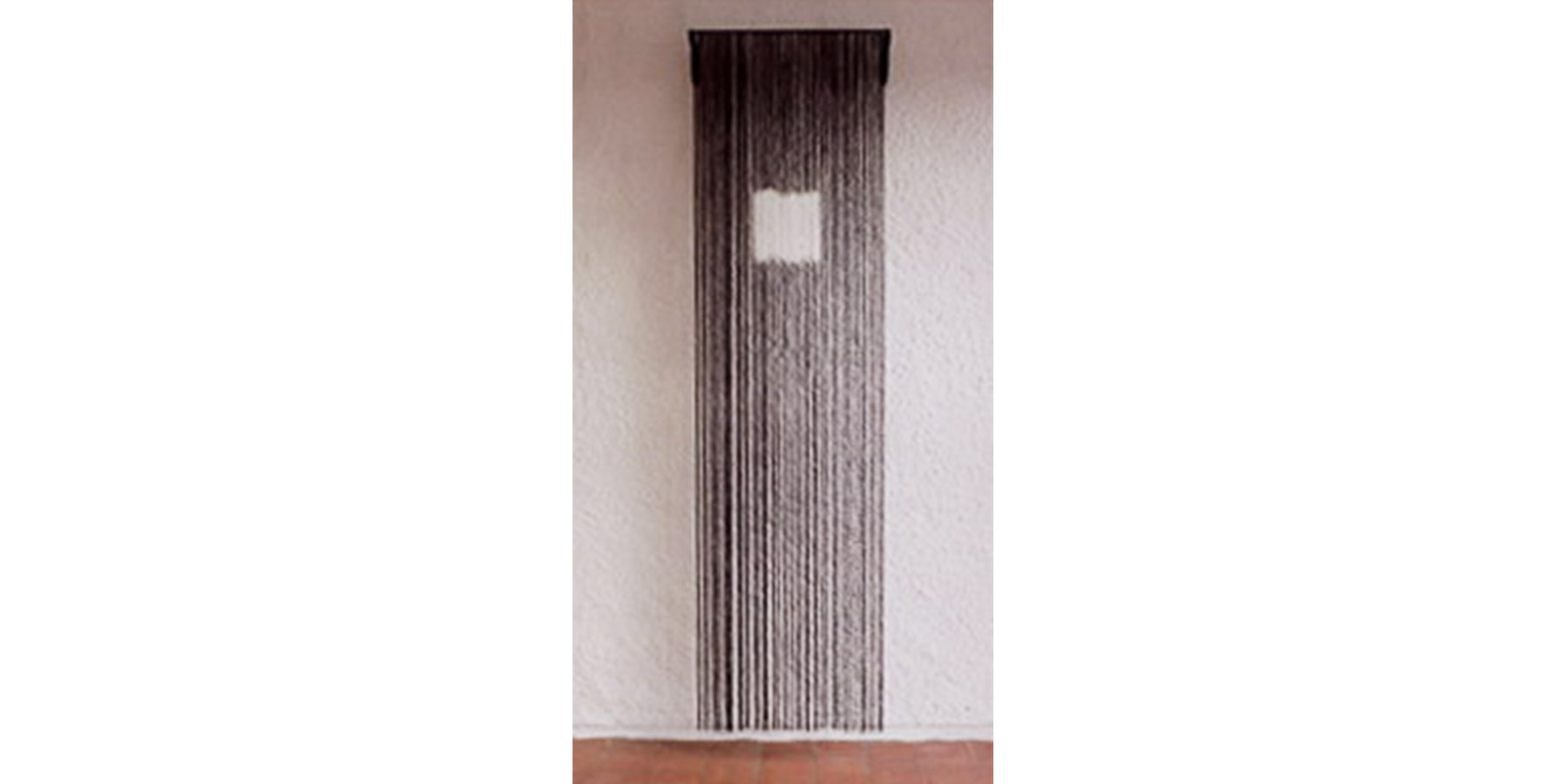 Egídio Rocci Cortina elaborada com fios de nylon 2003 219x62x15cm