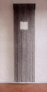 Egídio Rocci Cortina elaborada com fios de nylon 2003 219x62x15cm