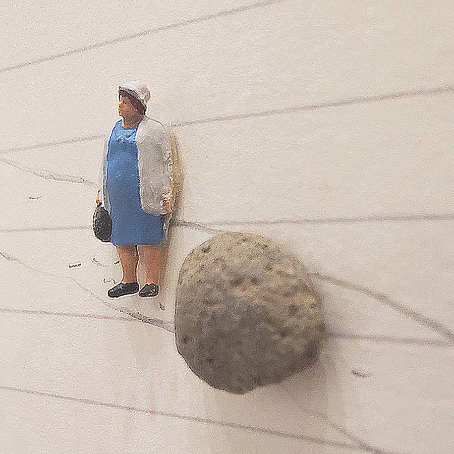 Liliana Porter The Obstacle Colagem sobre folha de caderno 21x15cm