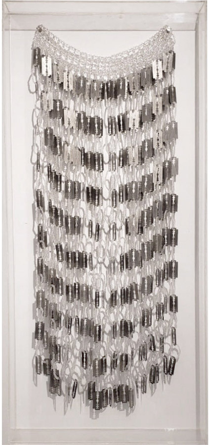 Nazareth Pacheco Saia Miçangas e laminas de barbear em caixa acrílica 2009 95x45x8cm com caixa